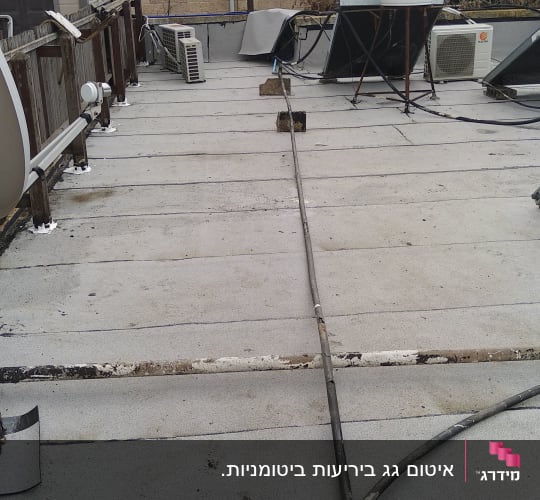 גג עם יריעות איטום, צינורות ומזגנים
